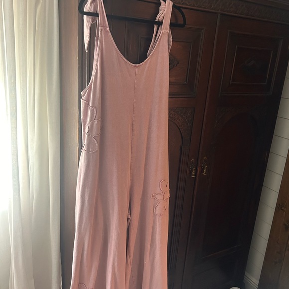 Boutique Easel Mauve Floral Tie-Shoulder Jumpsuit overalls pink purple rose M L - Picture 4 of 5